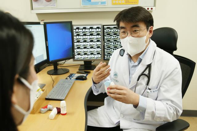 서울아산병원 알레르기내과 송우정 교수가 알레르기 비염을 동반한 만성기침 환자를 진료하고 있다 사진서울아산병원