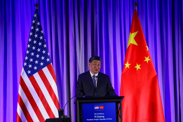 진핑 중국 국가주석이 15일현지시각 미 캘리포니아주 샌프란시스코에서 열린 미국 재계 인사들과의 만찬에 참석해 연설하면서 박수하고 있다 