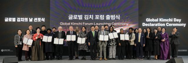 16일 열린 글로벌 김치의 날 선포식 · 포럼 출범식에서 참석자들이 기념촬영 하고 있다 사진한국농수산식품유통공사