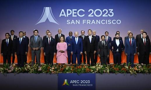 尹锡悦与出席APEC会议的领导人合影留念