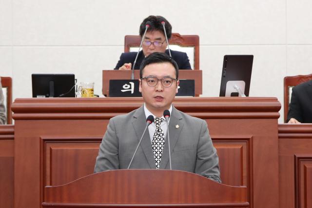 무안군의회 김봉성 의원이 청년 1인가구 지원 정책 마련 촉구에 대해 5분 자유발언을 하고있다사진무안군의회