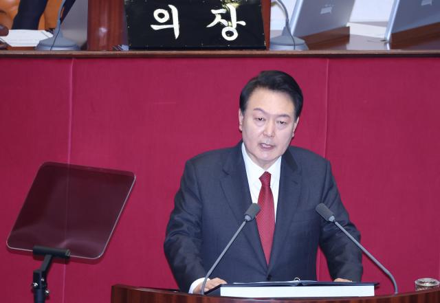 윤석열 대통령이 지난달 31일 서울 여의도 국회 본회의장에서 2024년도 예산안에 대한 시정연설을 하고 있다 사진유대길 기자 dbeorlf123ajunewscom