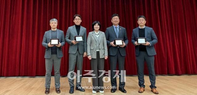 대구도시개발공사는 ‘2023년 제8회 지역아동센터 복지포럼’에서 교육격차 해소사업의 공을 인정받아 감사패를 수령했다 사진대구도시개발공사