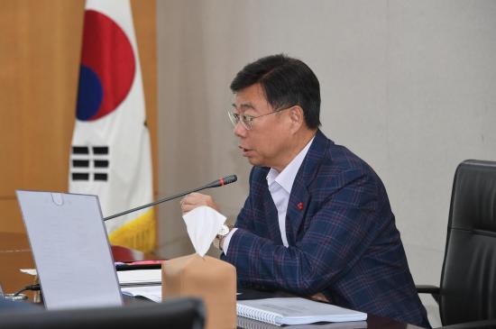 신상진 시장이 정례간부회의를 주재하고 있다사진성남시