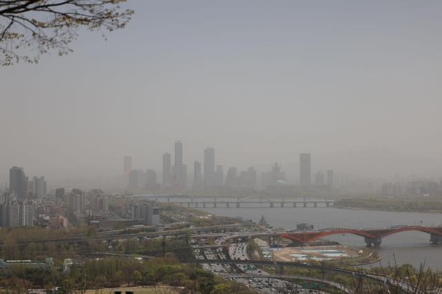 전국 17개 시·도에 황사위기경보 관심 단계가 발령되며 전국이 미세먼지 농도 매우 나쁨 수준을 보인 12일 오후 서울 마포구 하늘공원에서 바라본 여의도 모습이 뿌옇게 보이고 있다 20230412사진유대길 기자 dbeorlf123ajunewscom