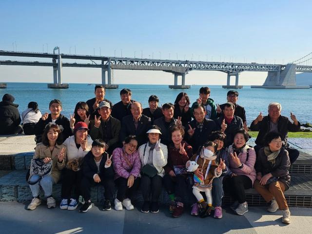 현씨일가가 가족들이 함께 가을여행을 떠나 부산 공안리해변에서 기념촬영 하고 있다사진김규남 기자