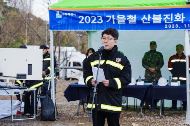 황인국 수원시 제2부시장이 훈련에 함께하고 있다 사진수원시