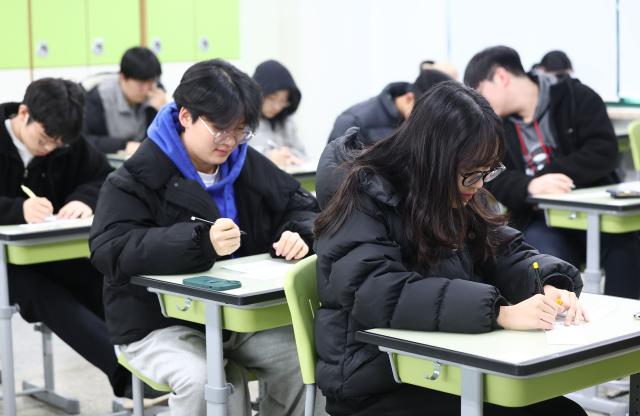 2024학년도 대학수학능력시험 다음날인 17일 오전 서울 시내 한 고등학교에서 고3 학생들이 가채점 표를 작성하고 있다 사진연합뉴스