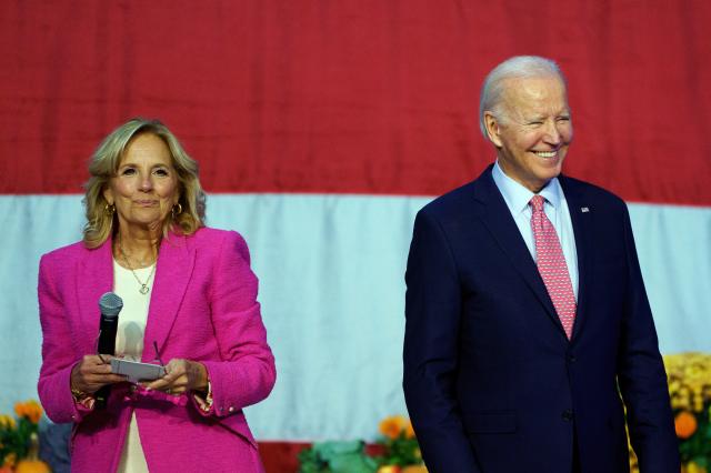 epa10985464 US President Joe Biden and US First Lady Dr Jill Biden ahead of serving Friendsgiving Dinner with military personnel and their families at Naval Station Norfolk in Norfolk Virginia USA 19 November 2023 The event was held before the annual Thanksgiving national holiday  EPAWILL OLIVER2023-11-20 075312
저작권자 ⓒ 1980-2023 ㈜연합뉴스 무단 전재 재배포 금지undefined