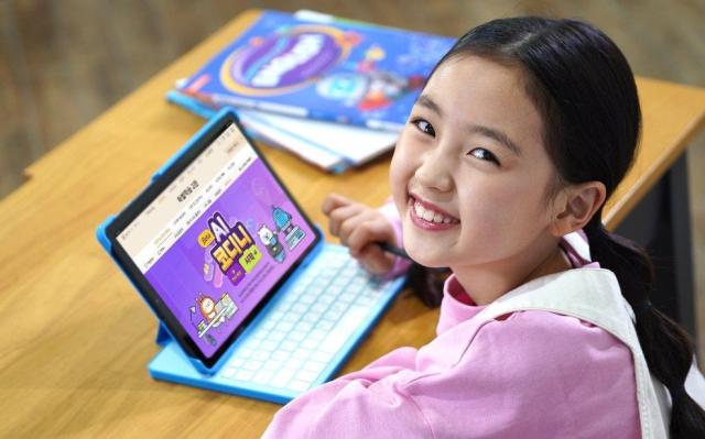 초등학생이 교육 전문기업 천재교과서의 스마트러닝 서비스 ‘밀크T’에서 KT 인공지능AI 코디니를 사용하고 있다 사진KT