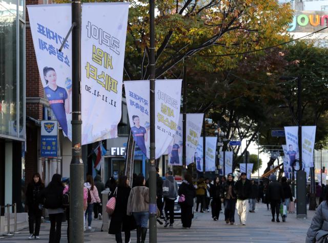 국내 최대 규모의 쇼핑 행사인 2023 코리아 세일 페스타가 이달 30일까지 진행되는 가운데 지난 12일 서울 명동 거리가 시민과 관광객들로 북적이고 있다 사진연합뉴스