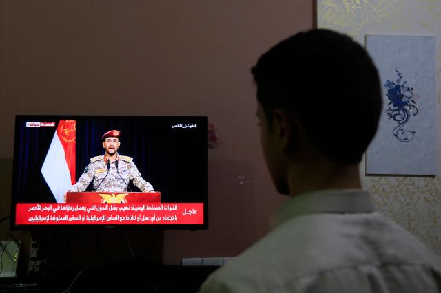 epa10985013 A person watches a TV statement by the Houthis military spokesman Yahya Sarea after the Houthis seized an Israeli ship in the Red Sea in Sanaa Yemen 19 November 2023 Yemens Houthis have seized the ship transiting the Red Sea after threatening to target all vessels owned or operated by Israeli companies or carrying the Israeli flag in retaliation for the bombings of the Gaza Strip according to Sarea Thousands of Israelis and Palestinians have died since the militant group Hamas launched an unprecedented attack on Israel from the Gaza Strip on 07 October 2023 and the Israeli strikes on the Palestinian enclave that followed it  EPAYAHYA ARHAB2023-11-20 053705
저작권자 ⓒ 1980-2023 ㈜연합뉴스 무단 전재 재배포 금지undefined
