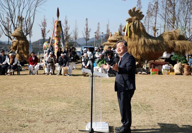 박일호 밀양시장이 지난 18일 수산제역사공원에서 개최된 2023 수산제 농경문화축제에서 인사말을 하고 있다사진밀양시