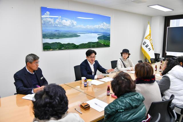 김포시새마을회를 만난 김병수 시장이 서울편입에 대한 시민 의견을 청취하고 있다 사진김포시