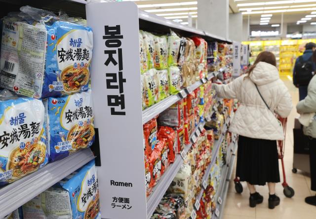 서울 한 대형마트에서 라면을 고르는 외국인 관광객들의 모습 사진연합뉴스