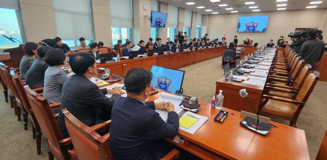 국회 산업통상자원중소벤처기업위원회 전체회의가  20일 여당 의원들이 불참한 채 열리고 있다 사진연합뉴스