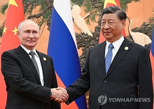  지난 10월18일현지시간 블라디미르 푸틴 러시아 대통령과 시진핑 중국 국가주석이 러-중 회담에서 악수하고 있는 모습 사진연합뉴스