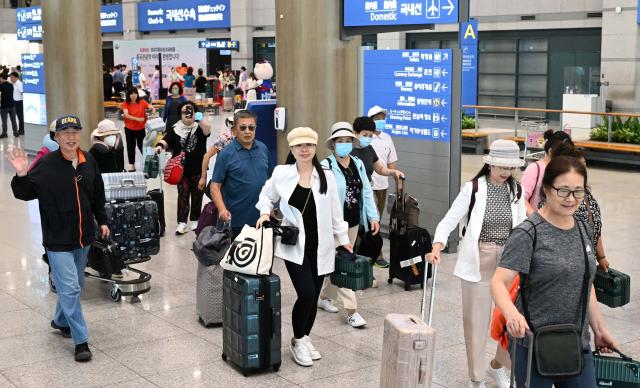 중국인 단체 관광객 입국
영종도연합뉴스 김주성 기자 중국인 단체 관광객들이 24일 오후 인천국제공항에서 환대를 받으며 입국하고 있다
한중 수교 31주년을 기념해 이번 단체여행을 기획한 한국관광공사는 이날 공항에서 인천국제공항공사 아시아나항공 한국여행업협회와 함께 환대 행사를 열었다 2023824 공동취재
utzzaynacokr2023-08-24 152450
저작권자 ⓒ 1980-2023 ㈜연합뉴스 무단 전재 재배포 금지저작권자 ⓒ 1980-2023 ㈜연합뉴스 무단 전재 재배포 금지