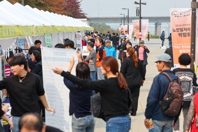 지난달 26일 오전 서울 여의도 한강공원 물빛무대에서 열린 2023 대한민국 노인 일자리 박람회에서 시민들이 부스를 돌아보고 있다 사진연합뉴스