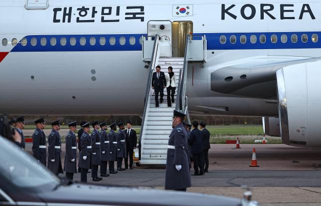 20일현지시간 영국 런던 스탠스테드 공항에 도착한 윤석열 대통령사진AFP연합뉴스