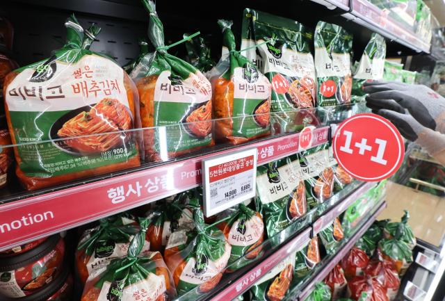 Quầy hàng kim chi đóng gói sẵn tại một siêu thị lớn ở Seoul Ảnh chụp ngày 311012023 ẢnhYonhap News