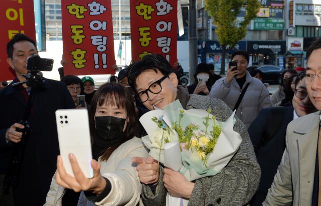 기념사진 찍는 한동훈 장관
    대전연합뉴스 김준범 기자  한동훈 법무부 장관이 21일 오전 대전 중구 한국어능력 평가센터 개소식에 참석하기 전 지지자와 기념사진을 찍고 있다 20231121 공동취재
    psykimsynacokr2023-11-21 125035
저작권자 ⓒ 1980-2023 ㈜연합뉴스 무단 전재 재배포 금지저작권자 ⓒ 1980-2023 ㈜연합뉴스 무단 전재 재배포 금지