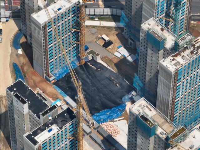 GS건설의 인천 검단신도시 아파트 건설 현장 지난 4월 사고가 발생한 구역이 가려져 있다 사진연합뉴스