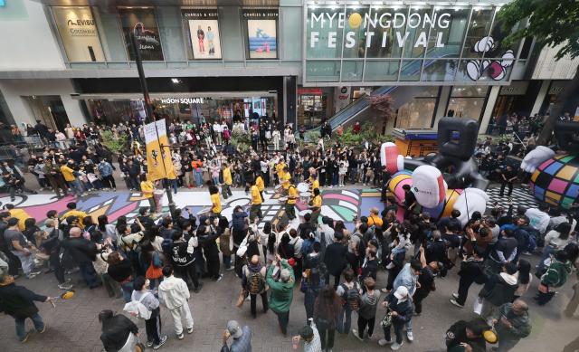 Lễ hội Myeongdong được tổ chức trước Noon Square ở Myeong-dong Jung-gu Seoul vào chiều ngày 3042023 ẢnhYonhap News