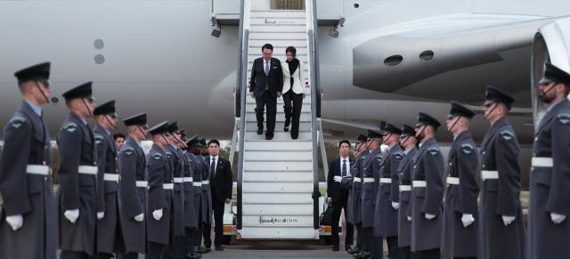 영국을 국빈 방문하는 윤석열 대통령과 김건희 여사가 20일현지시간 런던 스탠스테드 공항에 도착했다 사진연합뉴스