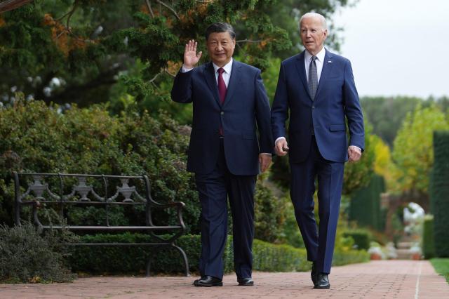 조 바이든 미국 대통령과 시진핑 중국 주석이 11월 15일현지시간 정상회담이 열린 파일롤리 에스테이트 정원을 나란히 걷고 있다 사진AP 연합뉴스 
