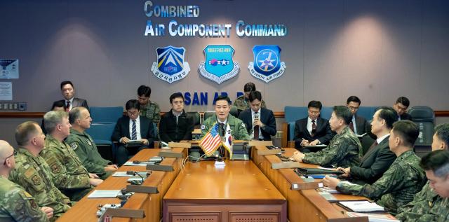 신원식 국방부 장관이 21일 공군작전사령부를 방문해 한국항공우주작전본부KAOC에서 공작사 및 미7공군 관계자들이 참석한 가운데 작전지도를 하고 있다사진국방부