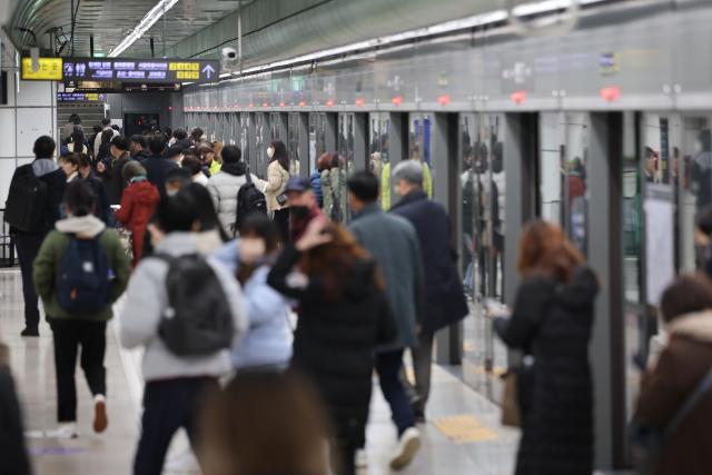 서울교통공사 노동조합의 2차 총파업 예고일을 하루 앞둔 21일 서울 지하철 5호선 광화문역에서 승객들이 이동하고 있다 사진연합뉴스