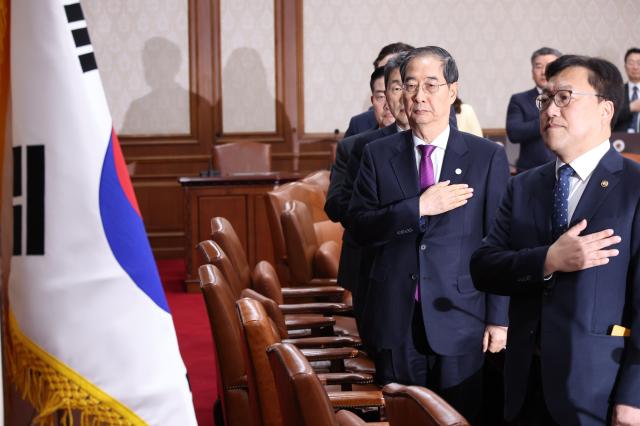 북한조선중앙통신이 북한이 군사정찰위성 만리경-1호 발사에 성공했다고 보도한 22일 오전 한덕수 국무총리가 서울 종로구 정부서울청사에서 열린 임시국무회의에서 국기에 경례하고 있다 사진연합뉴스