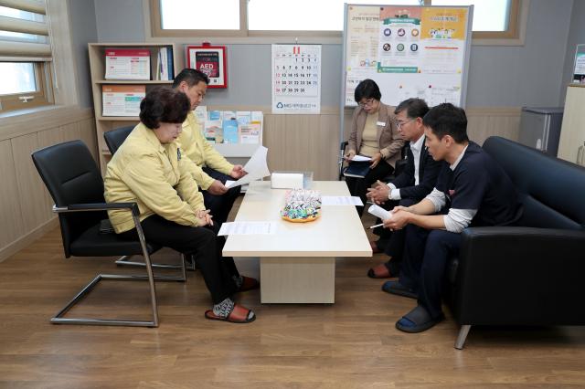 정죽리 보건진료소를 방문하여 운영 실태 파악 및 우수사례 조사 진행 모습 사진태안군의회
