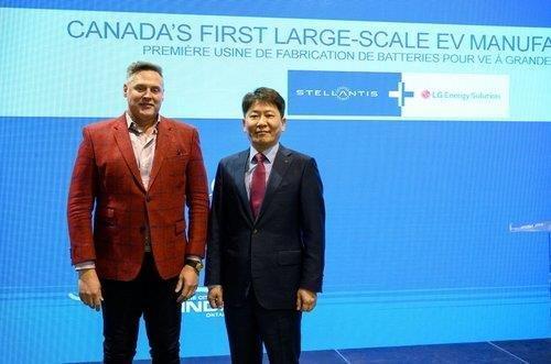 오른쪽에 있는 김동명 LG에너지솔루션 신임 CEO 사진LG에너지솔루션