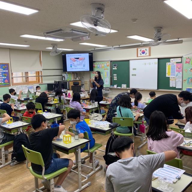 지난해 6월 김포시청소년재단 청소년이동쉼터에서 학교연계사업인 ‘힐링쉼터와 함께 하는 청소년 거리학교’를 운영했다 위 사진은 김포 내 초등학교에서 프로그램을 진행하고 있다 사진김포시