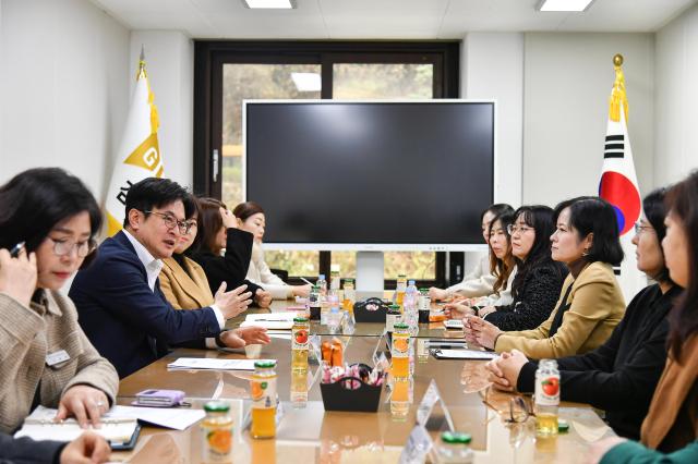 김병수 김포시장이 지난 11월 17일 김포시학부모회장협의회와의 정담회에서 서울편입에 대해 설명하고 있다 사진김포시