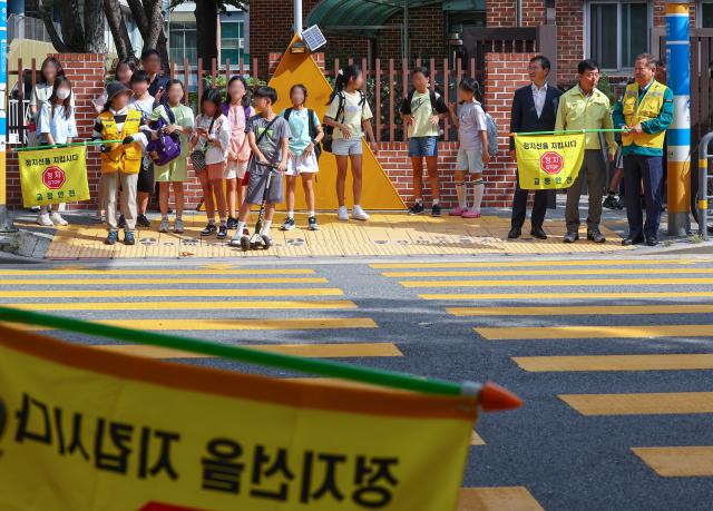 초등학교 앞 교통지도하는 이상민 장관
    서울연합뉴스 서대연 기자  이상민 행정안전부 장관이 18일 오후 어린이보호구역 통학로 현장점검 위해 찾은 서울 성동구 경동초등학교 앞 횡단보도에서 교통지도를 하고 있다 2023918
    dwiseynacokr2023-09-18 152020
저작권자 ⓒ 1980-2023 ㈜연합뉴스 무단 전재 재배포 금지저작권자 ⓒ 1980-2023 ㈜연합뉴스 무단 전재 재배포 금지