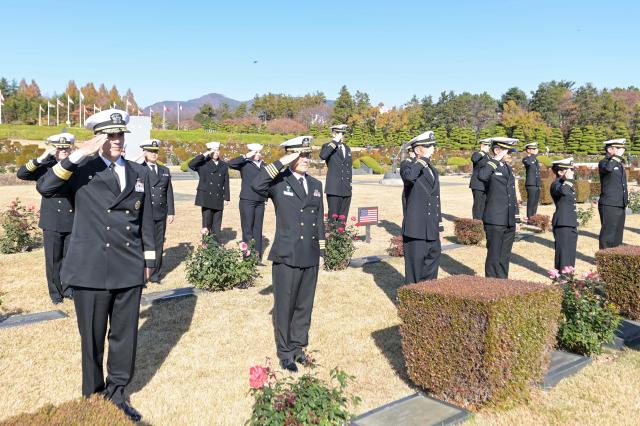 해군작전사와 美 1항모강습단 장병들이 UN기념공원을 방문해 참배하고 있다사진해군작전사령부