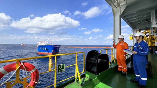 SK어스온이 지난 21일 남중국해 북동부 해상에 위치한 1703 광구에서 생산한 원유를 수상∙수중 호스를 통해 유조선에 선적하고 있다 사진SK어스온