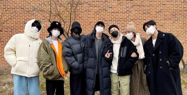 지난해 12월 BTS 진의 입대 현장에 모인 멤버들왼쪽부터 사진연합뉴스