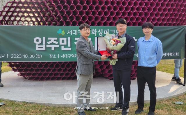 화성산업이 서대구역화성파크드림 입주민으로부터 최고의 기술과 노력을 통한 명품아파트 건축에 대한 공로로 감사패를 전달받았다 사진화성산업