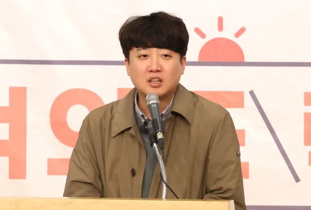 축사하는 이준석 전 대표
    서울연합뉴스 이정훈 기자  국민의힘 이준석 전 대표가 20일 국회 도서관에서 열린 하태경 의원의 출판기념회에서 축사를 하고 있다 20231120
    uwg806ynacokr2023-11-20 155851
저작권자 ⓒ 1980-2023 ㈜연합뉴스 무단 전재 재배포 금지저작권자 ⓒ 1980-2023 ㈜연합뉴스 무단 전재 재배포 금지