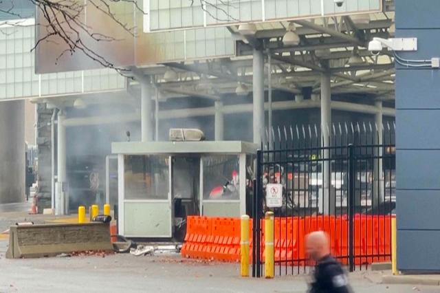 11월 22일현지시간 뉴욕주 나이아가라 폭포 레인보우 다리 국경 검문소에서 차량 폭발로 연기가 발생한 모습 사진AP 연합뉴스 