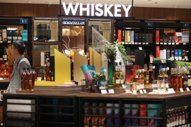 Khu vực bán rượu whisky tại một cửa hàng Lotte Mart ở Seoul ẢnhYonhap News