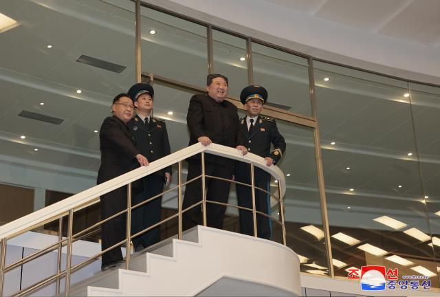 Chủ tịch Triều Tiên Kim Jong-un thăm Trung tâm Kiểm soát Tổng hợp Bình Nhưỡng của Cơ quan Công nghệ Hàng không Vũ trụ Quốc gia vào ngày 22112023 thảo luận về tình trạng hoạt động cũng như tiến trình điều khiển chi tiết của vệ tinh trinh sát Malligyong-1ẢnhKCNAYonhap News