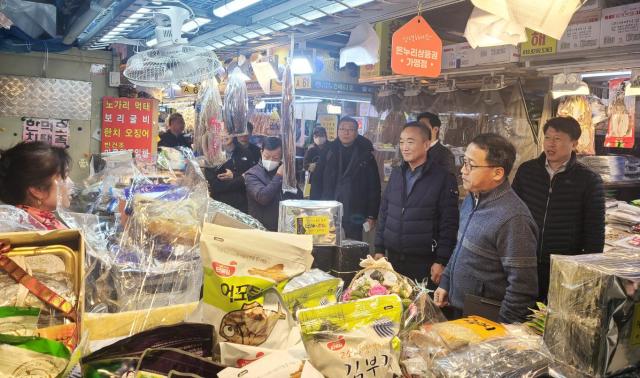 홍두선 기획재정부 차관보가 11월 23일 오전 서울 가락동 농수산물종합도매시장 및 양재동 aT 센터를 방문 주요 먹거리 가격 동향을 점검하고 있다