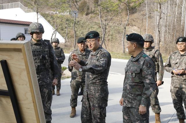 박안수 육군참모총장이 23일 미사일전략사령부 예하부대를 방문해 부대 및 작전현황에 대한 브리핑을 받고 있다사진육군
