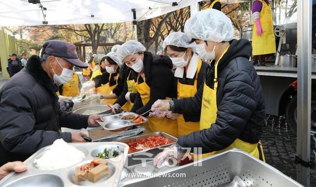 케이메디허브는 대한적십자사 대구지사와 함께 두류공원에서 ‘행복한 밥상’ 무료급식 행사를 시행했다 사진케이메디허브