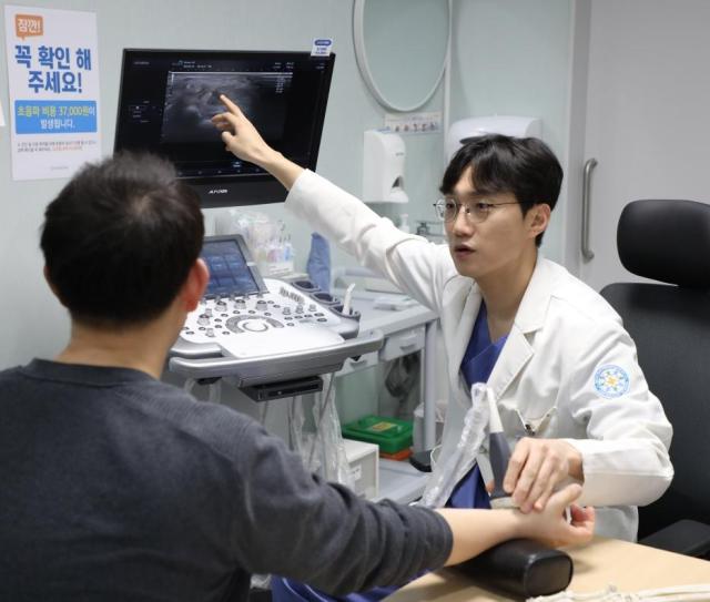 김동민 바른세상병원 수족부센터 원장이 환자에게 초음파 진단 결과를 설명하고 있는 모습 사진바른세상병원